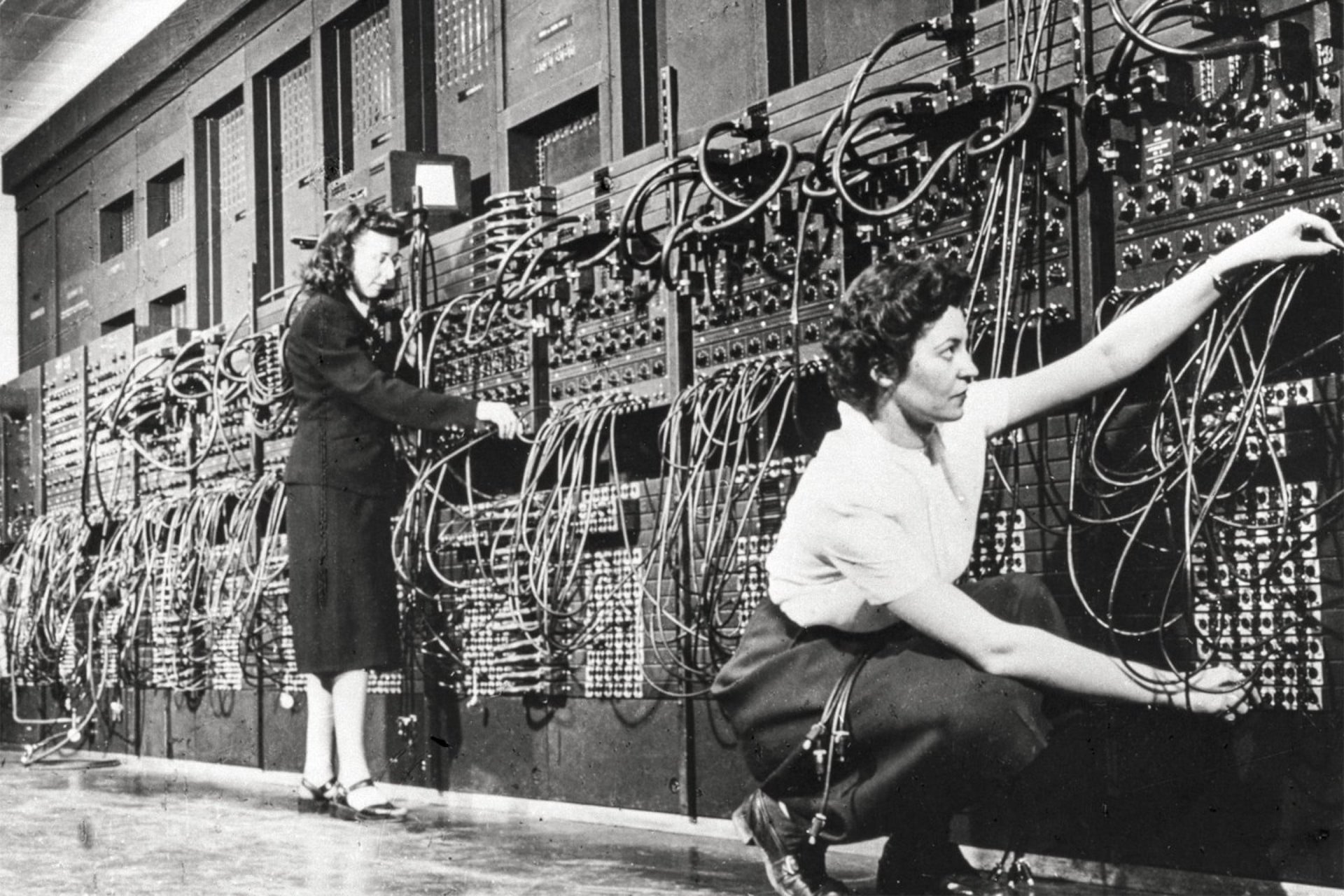Women operating ENIAC computer, 1946